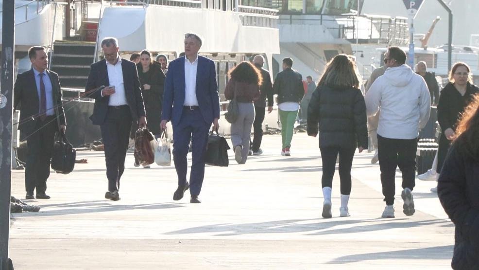Mereka yang tahu kesempatan cuaca yang baik di Istanbul berbondong -bondong ke pantai